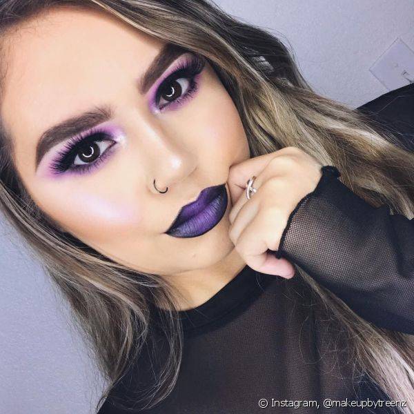 Quem é fã do look gótica suava pode investir na make monocromática Ultra Violet (Foto: Instagram @makeupbytreenz)